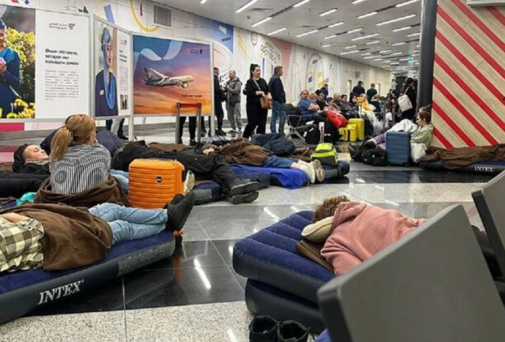 Російське громадянство не панацея: матір із донькою з Мелітополя не пропустили в аеропорту Шереметьєво після 25 годин очікування