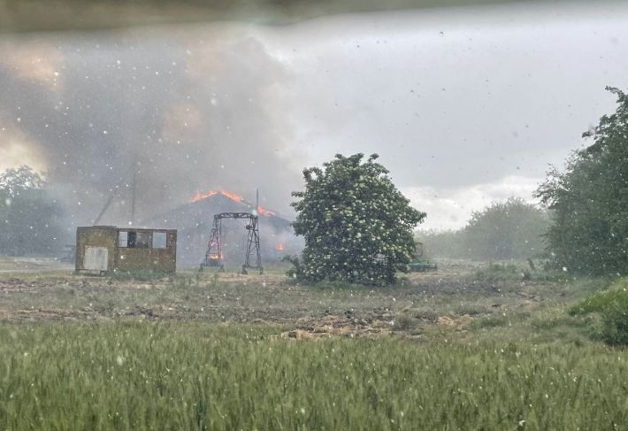 Под Мелитополем горит расположение оккупантов (фото, видео)