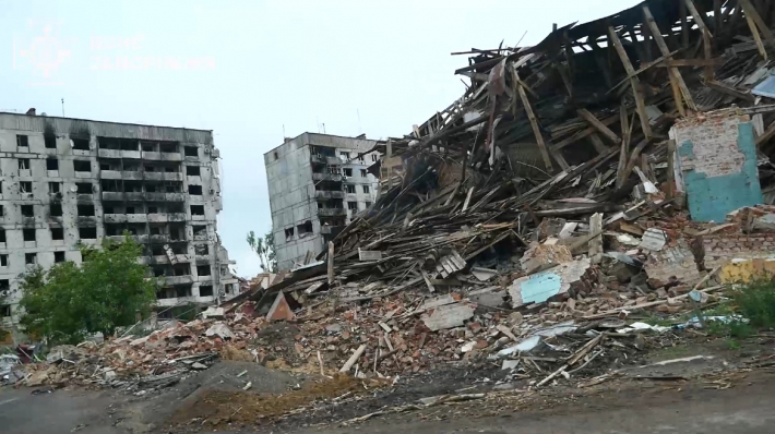 Спасатели продолжают оказывать гуманитарную помощь в прифронтовой город Орехов (видео)