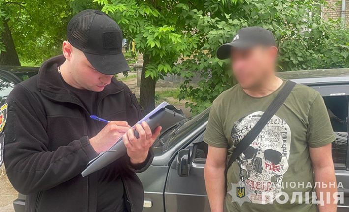 У Запоріжжі поліцейські затримали наркозбутника (відео, фото)