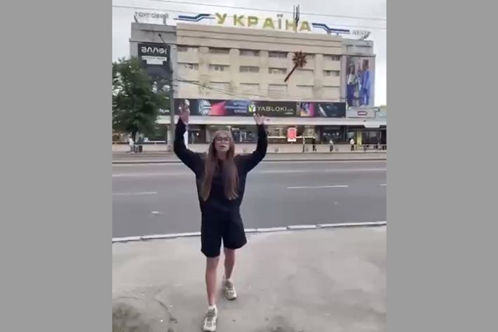 В центре Запорожья блогерша танцевала под российский трек (видео)